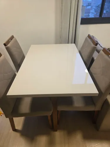 Mesa de jantar com 4 cadeiras