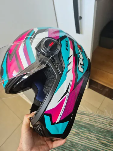 Vendo capacetes aberto nunca usado e fechado pouco uso 3x