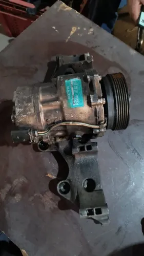 Compressor de ar condicionado com suporte golf 1.6 Sr 2001