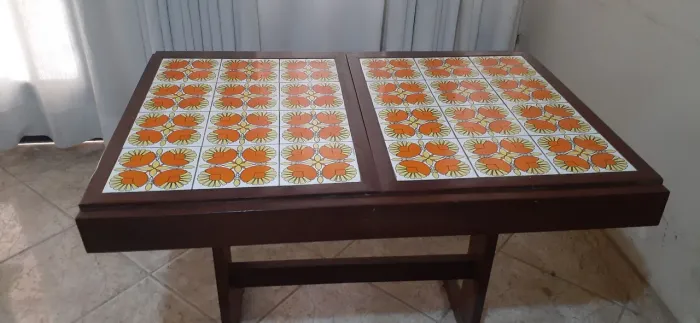 Mesa de madeira c/ azulejo expansível e seis cadeiras