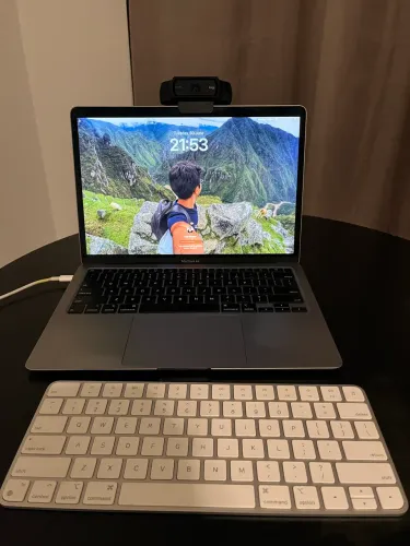 Kit Macbook Air 2020 + Teclado Apple + Webcam Logitech