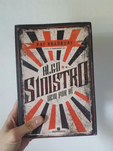 Algo sinisto vem por aí livro