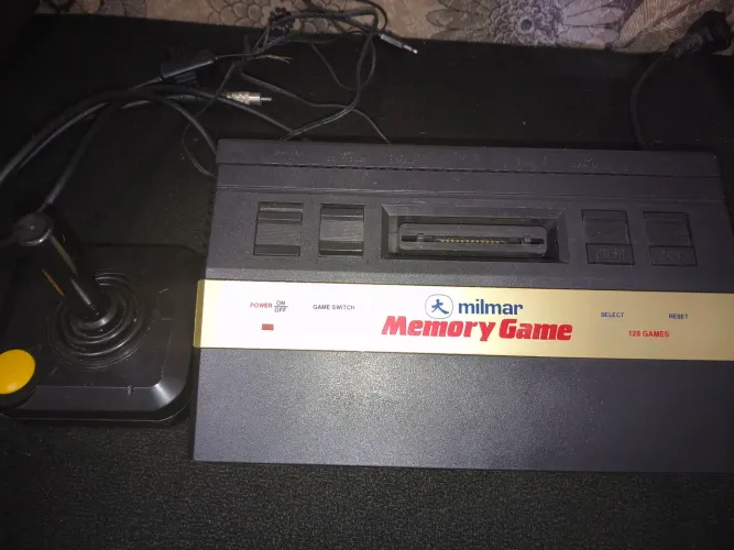 Atari Milmar com jogos na memória e entrada de cartuchos.