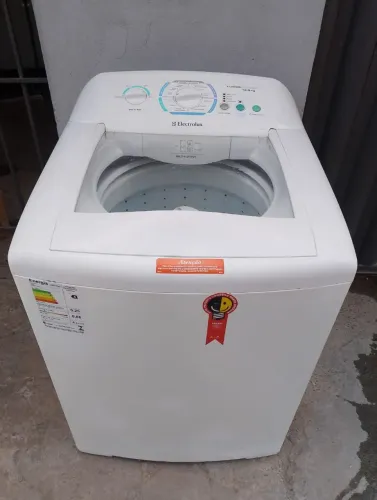 Vendo máquina de lavar Eletrolux 12k conservado 6 meses de garantia
