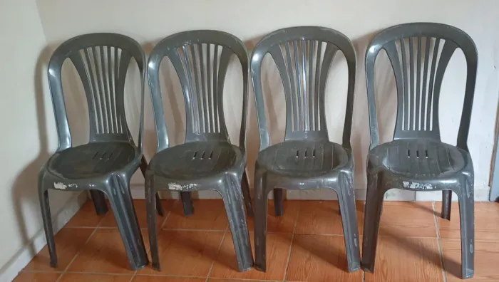 Mesa plástico,Com 4 cadeiras plástico!