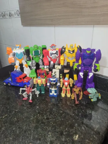 Coleção Transformes Hasbro 14 itens robo Bumble Bee, robo Titanic, Robo Power Ranger...