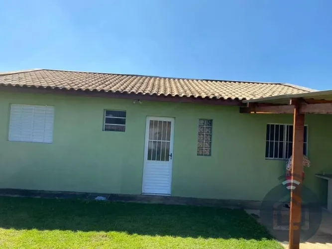 Casa Charmosa com Grande Espaço de Terreno à Venda