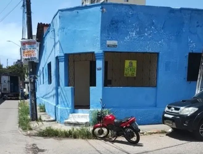 Casa a Venda na Cidade Alta, por trás da Riachuelo, de esquina, na Rua Felipe Camarão