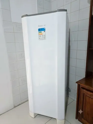 GELADEIRA ESMALTEC modelo ROC31, seminova