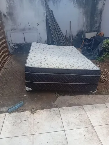 Vendo cama de casal reformada com colchão trocado e madeira em boas condições