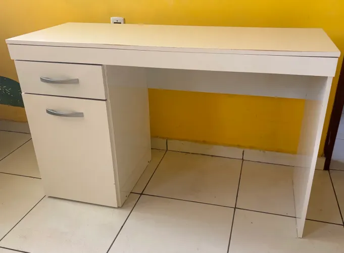 Escrivaninha/Mesa de estudo. 