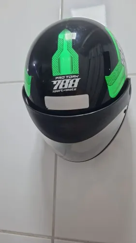 Capacete.