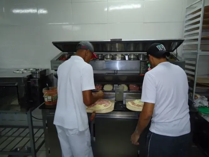 Balcão para pizzaria com freezer e condimentador,para o preparo de pizzas