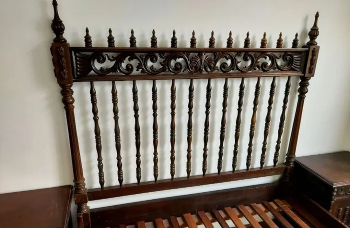 Cama casal antiga madeira