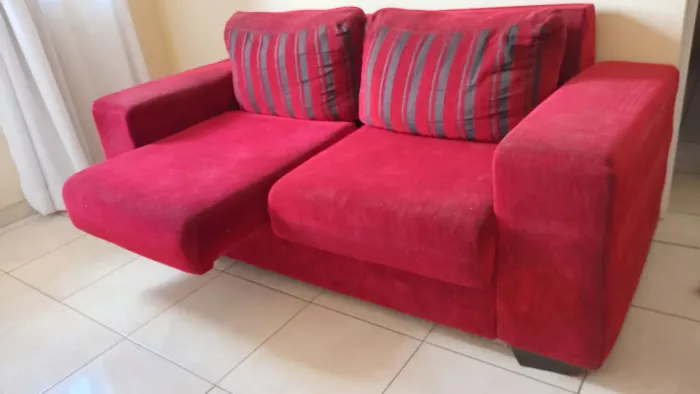 Vende se um conjunto de 2 sofás com 4 lugares