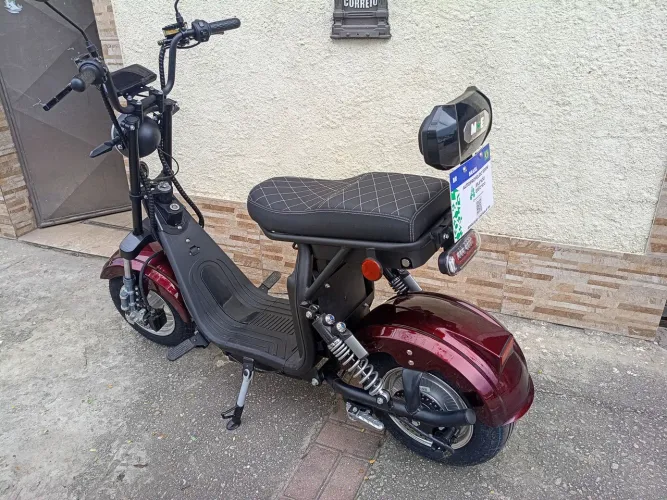 Moto elétrica. Scooter. Autopropelito. Muito nova