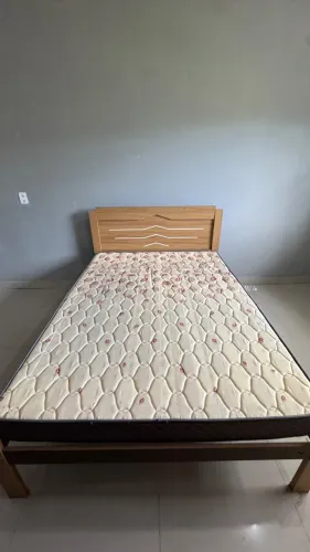 Cama e Colchão de Casal