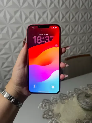 ? iPhone 14 Plus 128GB, cor vermelho, em estado de zero.