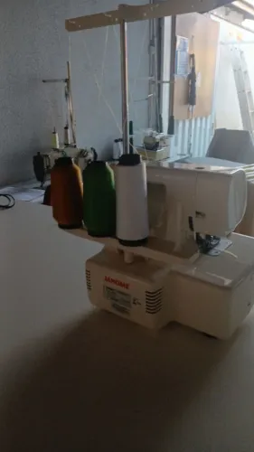 Vende - se uma overloque