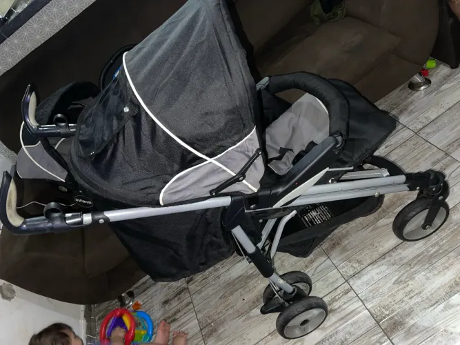 Carrinho com bebê conforto e suporte para o carro 