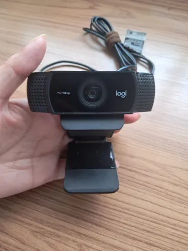Webcam Logitech com tripé