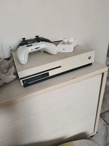 Vendo Xbox One S, com 2 joystick, 4 pilhas recarregáveis, cabo HDMI, cabo de força!