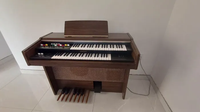 Órgão Yamaha Electone B-5CR