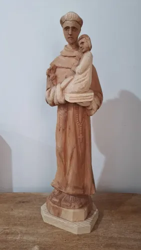 Escultura de Santo Antônio entalhada em madeira - peça artesanal única