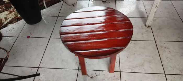 Vendo uma mesinha redonda toda e. Madeira pura detalhes refinado muito linda