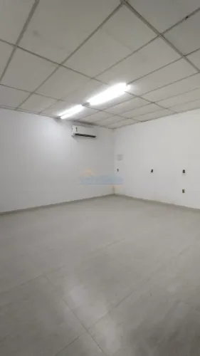 EXCELENTE SALA AMPLA NA AV. SEBASTIÃO DE BRITO