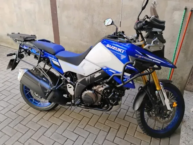 SUZUKI V-STROM 1050cc 24/25, APENAS 9.000km + ACESSÓRIOS.