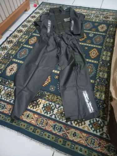 Vendo  capa de chuva  com  com faixa refletiva  de sinalização  capa  em pvc  flexível.  G
