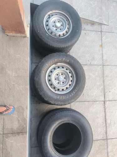 Vendo 4 rodas16 e 8 pneus16.