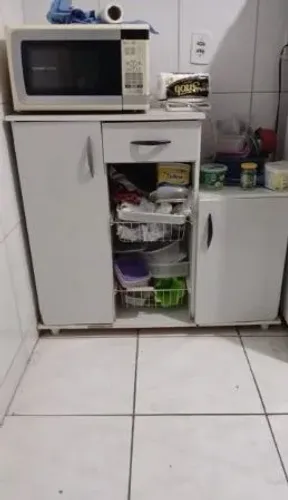 Armário de cozinha usado com fruteira