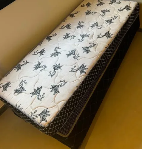 Vende-se Cama de solteiro + Base