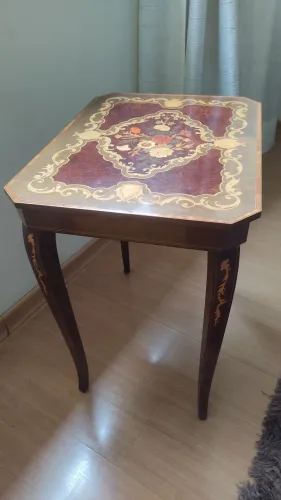Mesa de Música Suíça Raridade