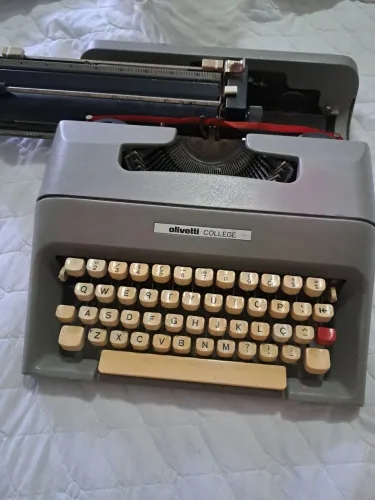 Maquina de Datilografia Olivetti College