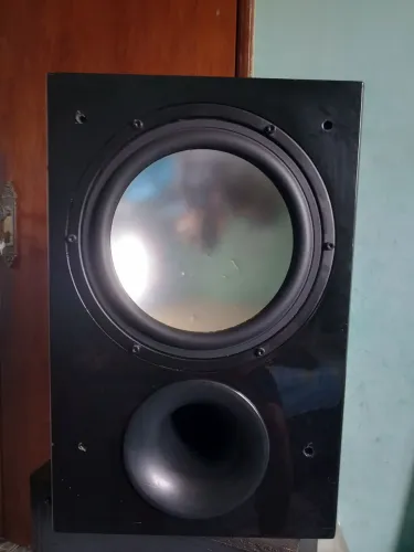 Subwoofer ELAC funcionando perfeitamente