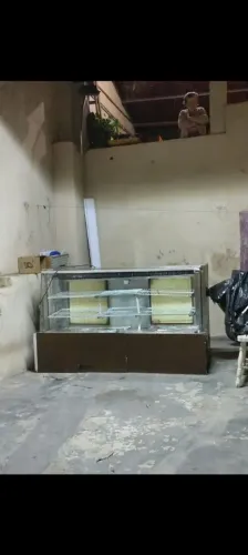 Vendo um balcão refrigerado de 2 metros, em bom estado de conservação, motor novo.