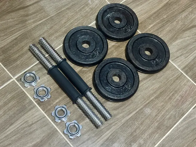2 barras de halteres maciças com roscas + 4 anilhas de 2,5kg