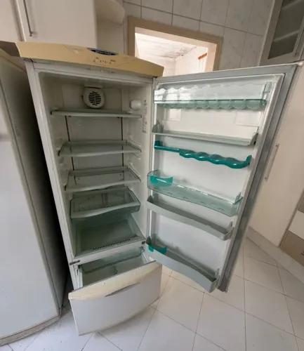 Geladeira Brastemp com Freezer na parte de baixo.