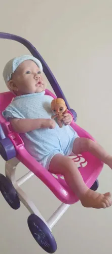 Boneco corpo de pano bem fofo ,não acompanha carrinho se quiser é mais caro 
