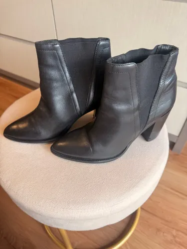 Bota Arezzo em couro