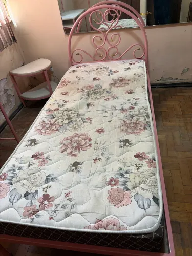 Cama rosa de solteiro com colchão da Prima Linea