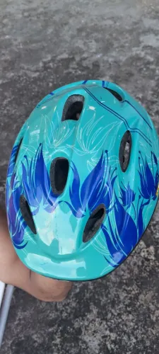 Capacete excelente p garantir sua segurança na hora de pedalar