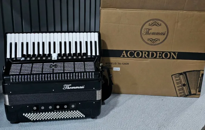 Acordeon 120 Baixos Preto Thommasi 4° de voz.