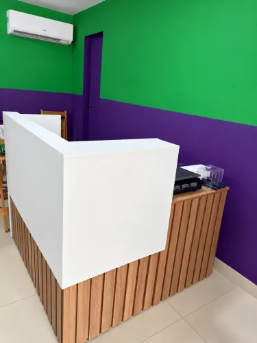 Balcão com detalhes ripado