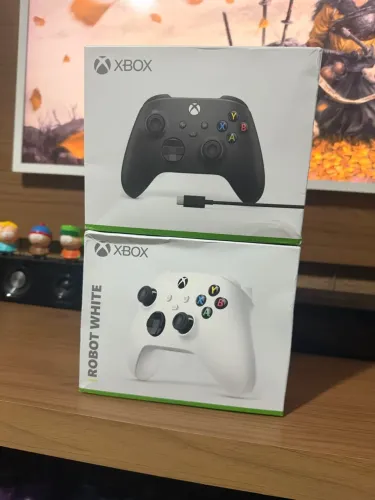 Controles Xbox Séries S/X (NOVOS E LACRADOS NA CAIXA COM PILHAS )