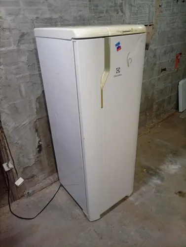 Geladeira Electrolux branca neve gelo seco