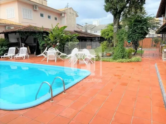 Casa à venda com 550 m2, 5 quartos no Parque São Jorge, Itacorubi - Florianópolis - SC